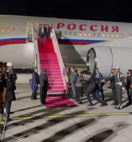 Вот так встретили Сергея Викторовича в Индонезии, куда он прибыл на саммит G20 Павлинов, правда, нет, но девушки в розовом, танцующие что-то национальное, красивше павлинов