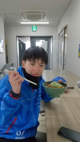 おはようございます  今日は坂井瑠星ジョッキーがヴィクトリアマイルで騎乗する、シャドウディーヴァに乗りに来ています  美浦トレセン名物「スタミナそば」をご馳走してあげました（金）  #美浦トレセン #坂井瑠星