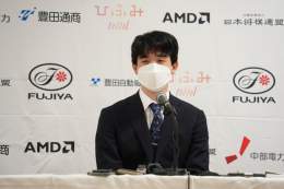 叡王戦前日会見 藤井聡太叡王ー菅井竜也八段 藤井叡王「菅井八段は非常に普段から将棋に対してストイックに取り組まれている方」 菅井八段「強い者が勝つのが将棋ですから」