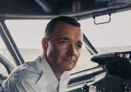 Кино-Театр.Ру представляет эксклюзивный фрагмент экшн-драмы &laquo;На солнце, вдоль рядов кукурузы&raquo;, в нём самолёт натыкается на стаю птиц.