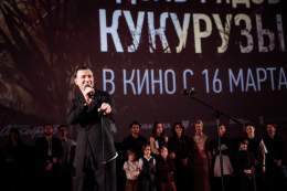 16 марта в прокат выходит фильм-катастрофа &laquo;На солнце, вдоль рядов кукурузы&raquo;. Мы поговорили с Егором Бероевым о портретном сходстве с пилотом Дамиром Юсуповым, драматургии жизни, знании языков и любви зрителей к реальным историям.