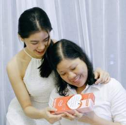 Showing love to the truest constant people in my life with the #ColgateDareToLovePH toothpaste!  Perfect gift this love month lalo na dahil may maliliit na hearts inside! Ang cuteee @ColgatePH! Sana magustuhan ni Mommy ang dedication ko sa box! It’s 