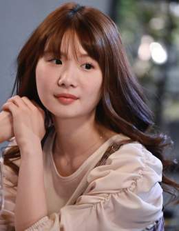 #小野花梨 さん演じる #竹内ひな子 さん  柊磨（ #松村北斗 ）にまとわりつく 純（ #広瀬アリス ）のライバル \ud83d\udd25  なんだこの女 \ud83d\udca2って感じです \ud83d\ude20 が、ひな子にはひな子の 切なさがある素敵なキャラに 演じてくれてます \u2728  豆腐屋の娘ではありません。  #恋マジ