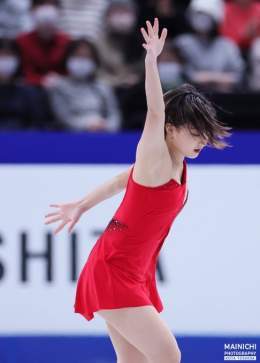 #世界フィギュア 女子フリー、口元に力を込め演技に向かった #坂本花織 選手。艶紅の衣装、風になびく髪の奥で、銀盤でひとり戦う横顔はゆるぎないものでした。熱視線を味方に戦い抜き溢れた感情。世界に名を重ね、メダルを手に見る景色。その横顔、忘れません。  写真特集
