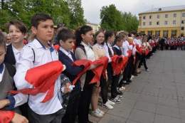 100 лет Пионерии: В Новосибирске более 300 детей из 15 школ повязали красные галстуки и вскрыли 50-летнюю &laquo;капсулу времени&raquo;. Пионерскую линейку открыл мэр Новосибирска Анатолий Локоть.