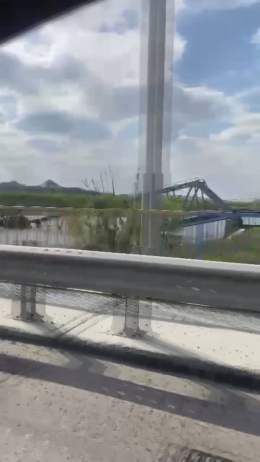 Railway bridge across Siverskii Donets river has been exploded today. The bridge led from from #Lyman community to #Slovyansk and #Kramatorsk  #Ukraine #RussiaUkraineWar #Україна  #Краматорськ