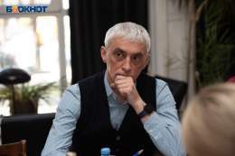 Ахахаха  Европейские принципы)))   &laquo;Избран по спискам партии &laquo;Единая Россия&raquo;.  Краевой парламентарий перебрался на постоянное место жительства в Европейский Союз, предположительно в Италию.&raquo;