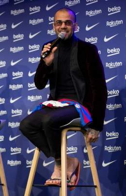 Throwback to @DaniAlvesD2's presentation last year... when he showed up in flip-flops   #LaLigaHistory