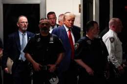 Трамп глубоко ненавидит и презирает демократию, законность и мораль  он безумно завидует путину и си, что они "так могут" и мечтает о личной диктатуре  но у Америки другое мнение..