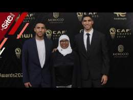 تشجيع وتفاعل من الجماهير المغربية مع وصول أشرف حكيمي ووالدته لحفل جوائز الكاف بمراكش