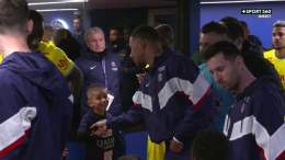 Quand un jeune fan serre la main de Kylian Mbapp&eacute;   #Ligue1 | #PSGFCN