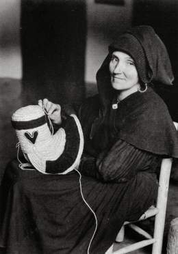 Old photos of Spanish women from Montehermoso, C&aacute;ceres, Extremadura. The one on the left is a craftswoman, probably a widow because of her outfit, making the traditional cap that is the symbol of the village.  The one on the right is a single 