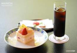#渡辺明 名人に #藤井聡太 王将が挑戦する #将棋 の第81期 #名人戦 七番勝負の第1局。2日目午前のおやつは、渡辺名人が「ショートケーキとアイスコーヒー」（左）。藤井王将は「東京雲海プリン（ストロベリー）のフルーツ添えとアイスティー」です。 写真特集&rarr;