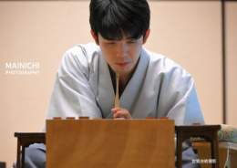#渡辺明 名人に #藤井聡太 王将が挑戦する将棋の第81期 #名人戦 七番勝負の第1局２日目。昼食休憩を終え、対局が再開されました。    写真特集&rarr;  #第81期名人戦七番勝負第１局