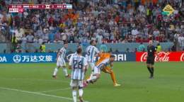 No hay gol sin la estrategia, tampoco sin la falta.  Este empuj&oacute;n de Pezzella en el &uacute;ltimo instante, sin mirar, con el delantero de espaldas y sin apenas opciones para jugar el bal&oacute;n es criminal  Cuando el coraz&oacute;n puede a 
