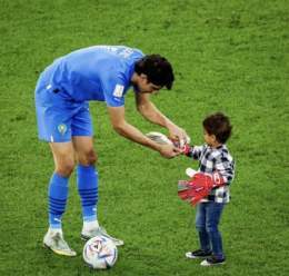 Bounou with his son after Morocco  v Portugal  today.   Creating unforgettable memories what it&rsquo;s all about.   #FIFAWorldCup