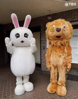 #川口春奈＆#黒島結菜 『ちむどんどん』姉妹旅\u2605 ￣￣￣￣￣￣￣￣￣￣￣￣ いかがでしたか  このサプライズ旅で TVの前の皆さんも一緒に ちむどんどん (訳：胸がワクワクする気持ち) して頂けていたら嬉しいです  写真は着ぐるみ 上級者\u2605川口さんと 初心者\u2605黒島さん  #モニタリング