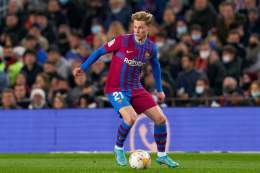Frankie de Jong was 100% in his passing (37/37), dribbles attempted (2/2), accurate long balls (2/2) and aerial duels (1/1) in 74 minutes against Sevilla.   . #BarcaSevilla #Barca #FCBSEV