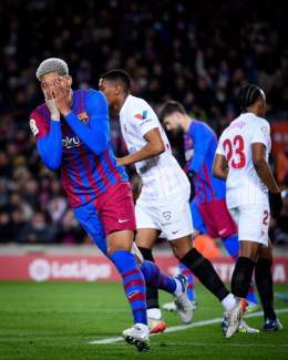 Ronald Ara&uacute;jo against Sevilla:   76 Touches   57 Passes   92% Pass Accuracy   1 Chance Created   2/4 Long Balls   1/2 Dribbles   3/3 Aerial Duels   4/7 Ground Duels   3 Tackles   1 Interception   1 Blocked Shot  OH SO GOOD. #BarcaSevilla #Barc