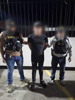 MP coordina aprehensión por el delito de asesinato en grado de tentativa La Fiscalía contra el Delito de Femicidio coordinó con la Policía Nacional Civil la aprehensión de Juan H. en la zona 4 de la ciudad de Guatemala. La detención se ejecutó en cum