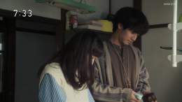 #舞いあがれ【カネオクレンザー】カネオクレンザーは #カムカムエヴリバディ 荒物屋「あかにし」で売られてました。元ネタは 赤いパッケージ「カネヨクレンザー」で「金をくれ」と 引っ掛けてるんでしょうね。番組「有吉のお金発見 突撃！カネオくん」も意識されてるのかも。#朝ドラ小道具リサイクル