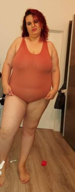 هذا ما تخفيه تحت جلبابها. بطون كبيرة وكبيرة الثدي وغريب