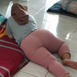مثير   البوم   الليل من شعرها منساب ساتر علي الخصر بأعجوبة