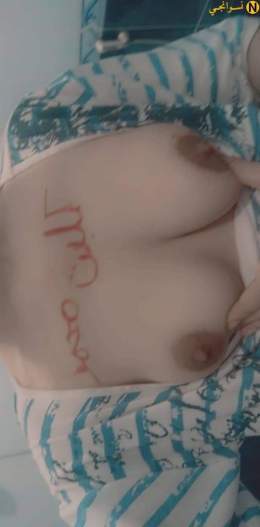 عنيف   الحلمات البنية العنيفة