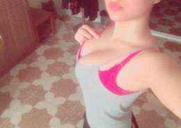 مثير   كيوت   سيلفي مثير من فتاة جزائرية لجسمها الجذاب وبزازها الحلوين
