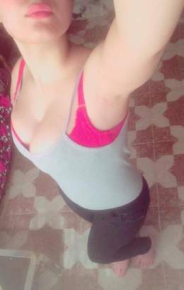 مثير   كيوت   سيلفي مثير من فتاة جزائرية لجسمها الجذاب وبزازها الحلوين