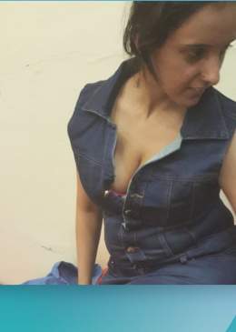 مثير   قاعدة في بيتها علي راحتها