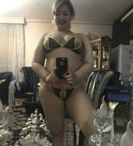 رومانسية   خليجية ميلف جسمها نار متصورة بطقم يخليك تنيك كل خرم فيها