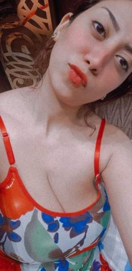 رومانسية   أم عيون دباحه وبزازها الكبيره