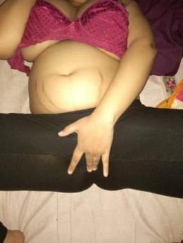 جماعي   مثير   زوجات عربيات ممحونات يلعبن في أكساسهن الساخنة