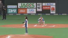 【#ラストピッチ】  #プロ野球 #日本ハム #札幌ドーム 最終戦セレモニー #NHKBS102ch で放送中!  2004年の開幕戦で始球式を務めた 佐藤光波さん その時と同じボールで最終戦でのラストピッチ！  #札幌ドーム の思い出募集中  #野球には夢がある でツイート  #lovefighters