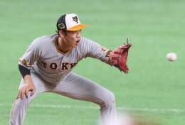 【復刻＝ #おかえりチョーさん 】  《大阪から第3戦の地・福岡へ新幹線で移動。途中停車駅の広島駅で、かつてのチームメート広島長野久義外野手（35）と偶然にも遭遇。窓越しの再会で闘魂を注入された。》  巨人坂本に闘魂&hellip;広島駅で盟友長野が手を振っていた