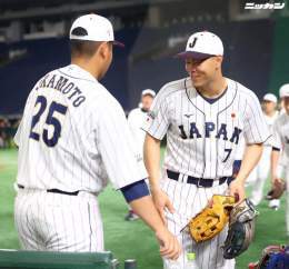 侍ジャパンで交流。  #岡本和真 \u2716\ufe0e #佐藤輝明  #岡本和真 \u2716\ufe0e #森友哉 #岡本和真 \u2716\ufe0e #村上宗隆