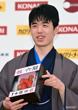 【 #藤井六冠 】 将棋の棋王戦第4局で、渡辺明前棋王を破り最年少で「六冠」を達成した藤井聡太新棋王。対局後の記者会見で、箱に入ったいちごを手に記念撮影に応じました＝目良友樹撮影