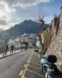 Photo by Nirelys Mateo on December 05, 2023. May be an image of motorcycle, scooter, Camogli, road and street.