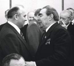 40 лет назад умер Брежнев. Помню, как я, пионер, стоял в карауле у портрета покойного, осознавая, какое печальное и тревожное событие произошло. Вспоминал слова вожатого из лагеря, что "только Леонид Ильич Брежнев удерживает Америку от ядерной войны!