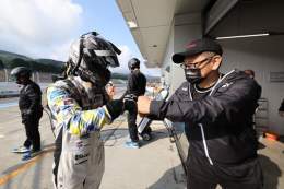 スーパー耐久富士24時間レース、本日15:00スタートです 水素カローラ32号車をドライブするドライバーはラリードライバーが多いんです 僕は足を引っ張らないように頑張るのみです。 ルーキーレーシング の応援をお願いいたします