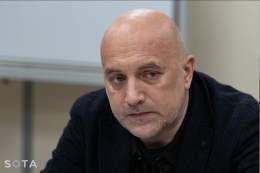 Захар Прилепин уехал на войну с Украиной, заключив контракт с Росгвардией. Пресс-служба Прилепина пояснила, что Росгвардия близка Прилепину, так как он ранее был ОМОНовцем.  Похороны будут пышными...