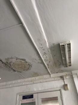Омск. 44 школа  Пока омские школьники вынуждены ходить в такую школу, Бурков рассказывает как важно вести войну в Украине, на которую выделяются миллиарды, и восстанавливать дома в оккупированной Кадиевке за счёт бюджета Омской области