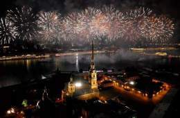 Немного о предстоящем. 23 февраля в 21:00 у стен Петропавловской крепости прогремит праздничный артиллерийский салют, посвящённый дню Защитника Отечества.  Напомним, что праздничные дни, приуроченные к мужскому дню, будут длиться 4 дня с 23 по 26 фев