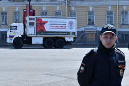 На Дворцовую площадь привезли мобильный пункт отбора на военную службу  В 14:00 на площади начнется концерт &laquo;Мужество. Память. Победа&raquo;. На нем выступят Александр Розенбаум, Дмитрий Певцов, Василий Герелло, Евгений Дятлов, Елена Ваенга и д