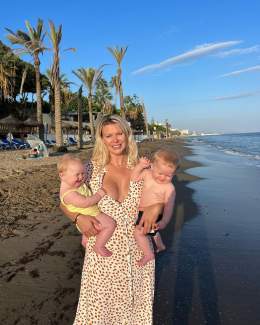 This is what true happiness looks like \ud83e\udd79\u2600\ufe0f&hearts;️???? I made it.#twinmum #beachlife #family #happiness #lycka #tvillingar #marbella