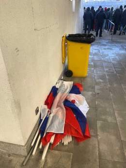 1.Праздник у ребят.  Сегодня прошёл торжественный день показушного концерта в Лужниках. Стоит ли делать какой-то вывод? Попробуем.  Путин просто согнал студентов и работяг с гос. предприятий, которые радостно махали флагами, пока им не разрешили уйти