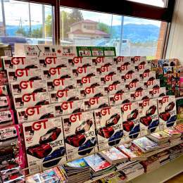 さ、いつものように今年もコチラで今日発売のスーパーGT公式ガイドブックをゲットです！！いざ富士スピードウェイへ！！！ みんなも観戦前にゲットだー \ud83d\udc4d #SUPERGT  ※お店の方の許可を得て、撮影させていただきました &ndash; at セブンイレブン 御殿場塚原店