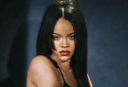 Rihanna becomes the first female artist to have 10 songs surpass 1 BILLION streams in Spotify history.