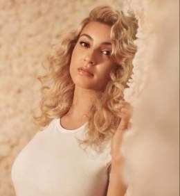 Tori Kelly was rushed to the hospital and is in the ICU being treated for blood clots around her vital organs, TMZ reports.   Doctors have discovered clots in her legs and lungs, and are working on determining if she has any around her heart.